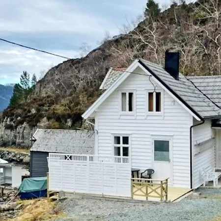 Three-bedroom In Svelgen Sorgulen