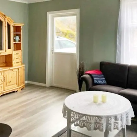 Three-bedroom In Svelgen *