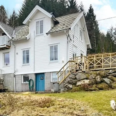 Vakantiehuis Three-bedroom In Svelgen *
